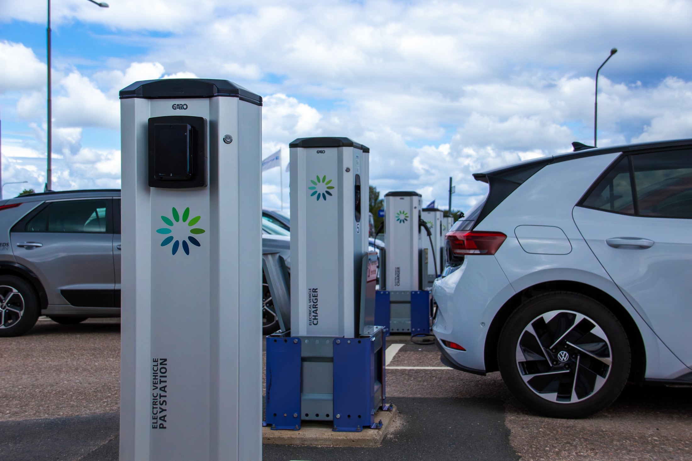 Easy payment for electric vehicle charging and parking with GARO’s new payment stations