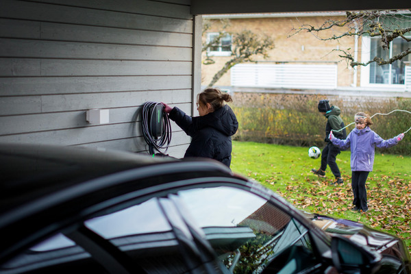 Laddbox eller laddstolpe hemma