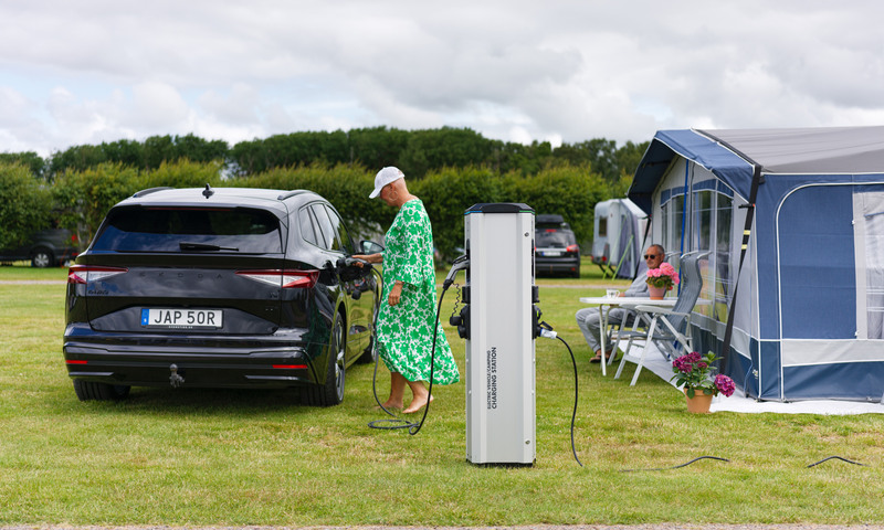 Castra med både eluttag och laddstation